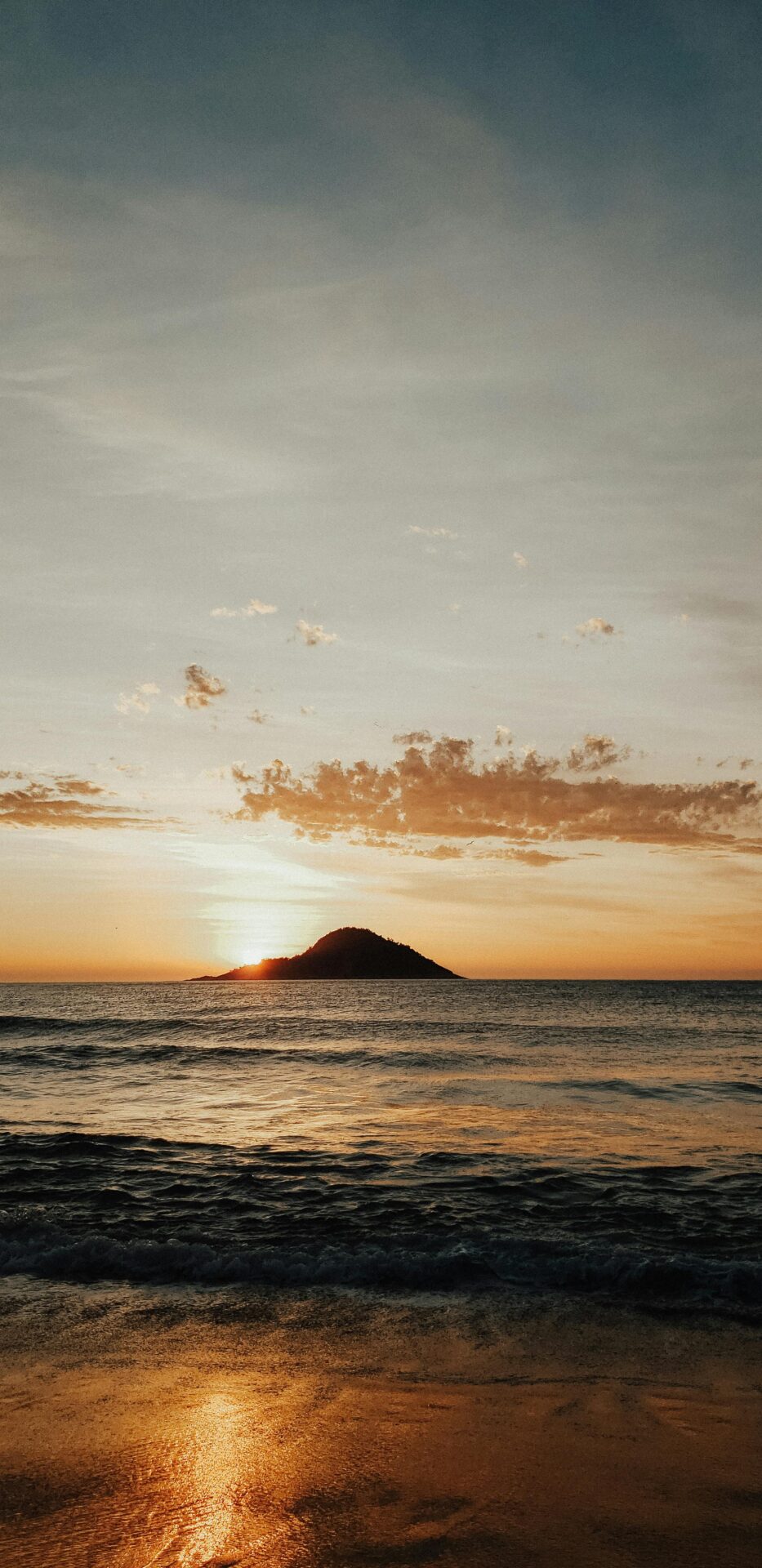 Ilha do Mel, Paraná - Um dos destinos mais lindos do Brasil, com um pôr do sol encantador.