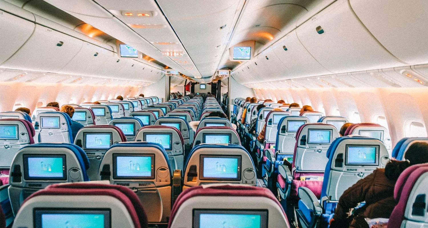 8 dicas essenciais para te ajudar a superar o medo de avião.