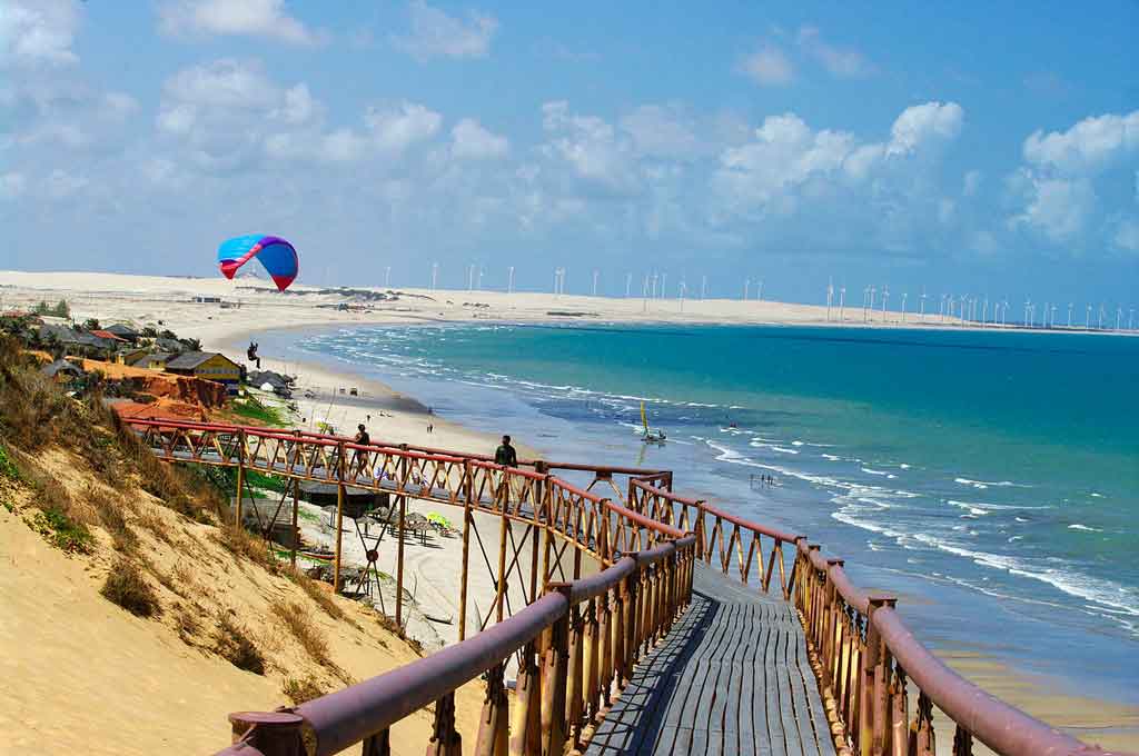 O que fazer em Fortaleza, conhecendo a praia paradisíaca de Canoa Quebrada.