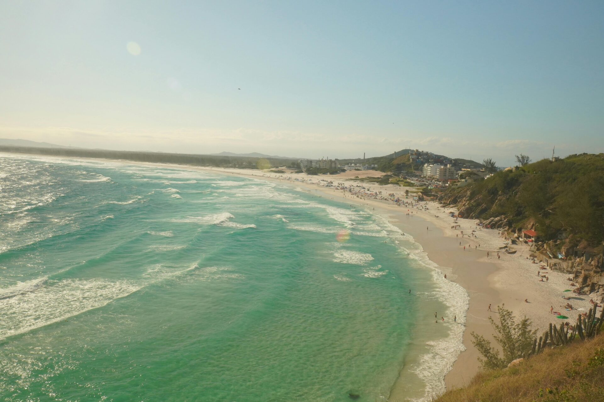 O que fazer em Arraial do Cabo, no Rio de Janeiro, Brasil - na foto, um dos pores do sol mais incríveis de Arraial e da região. (o que fazer em Arraial do Cabo)