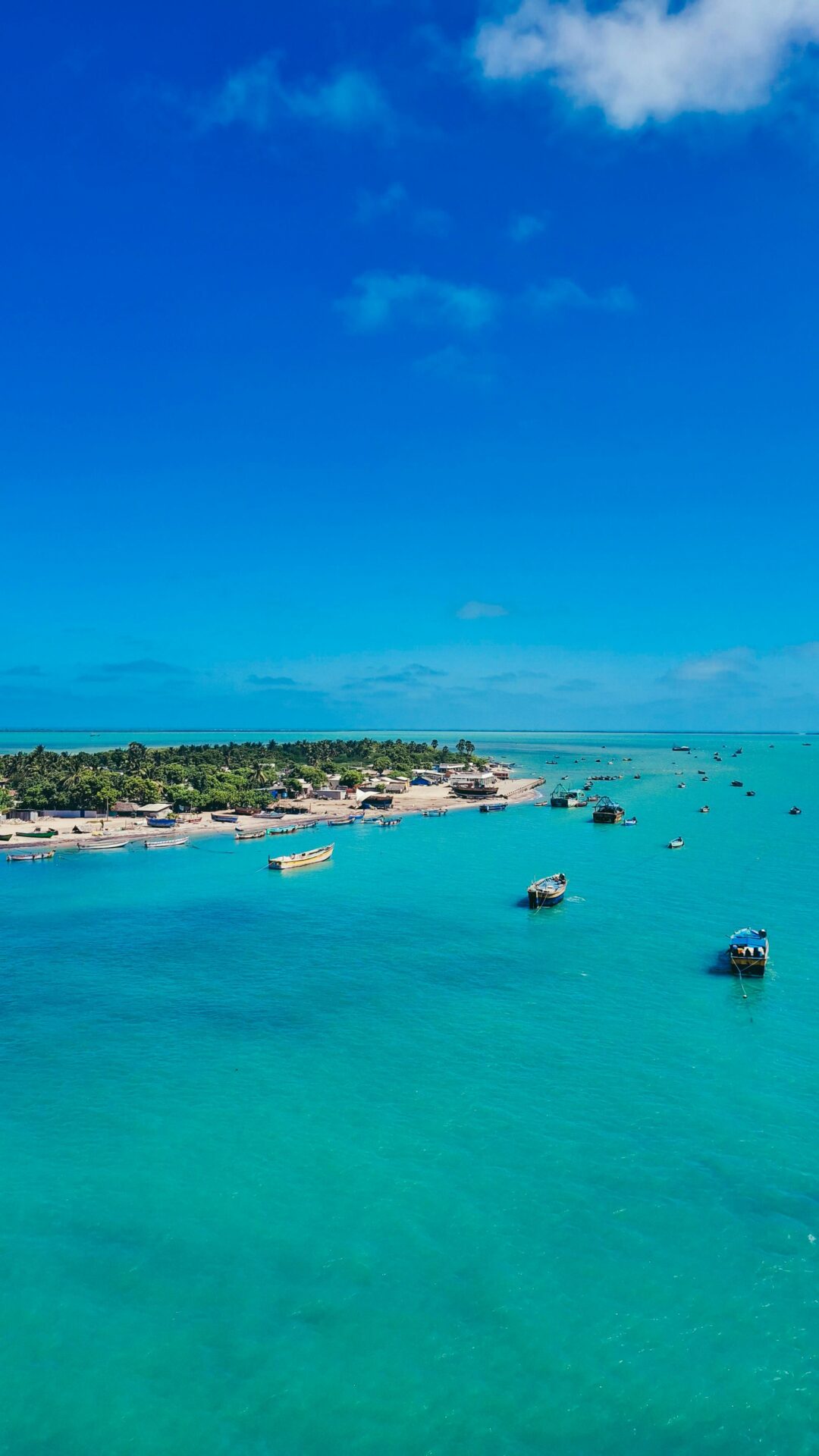 Praia de Tambaba, famosa por ter sido a primeira praia oficial de nudismo no Brasil, localizada no nordeste brasileiro