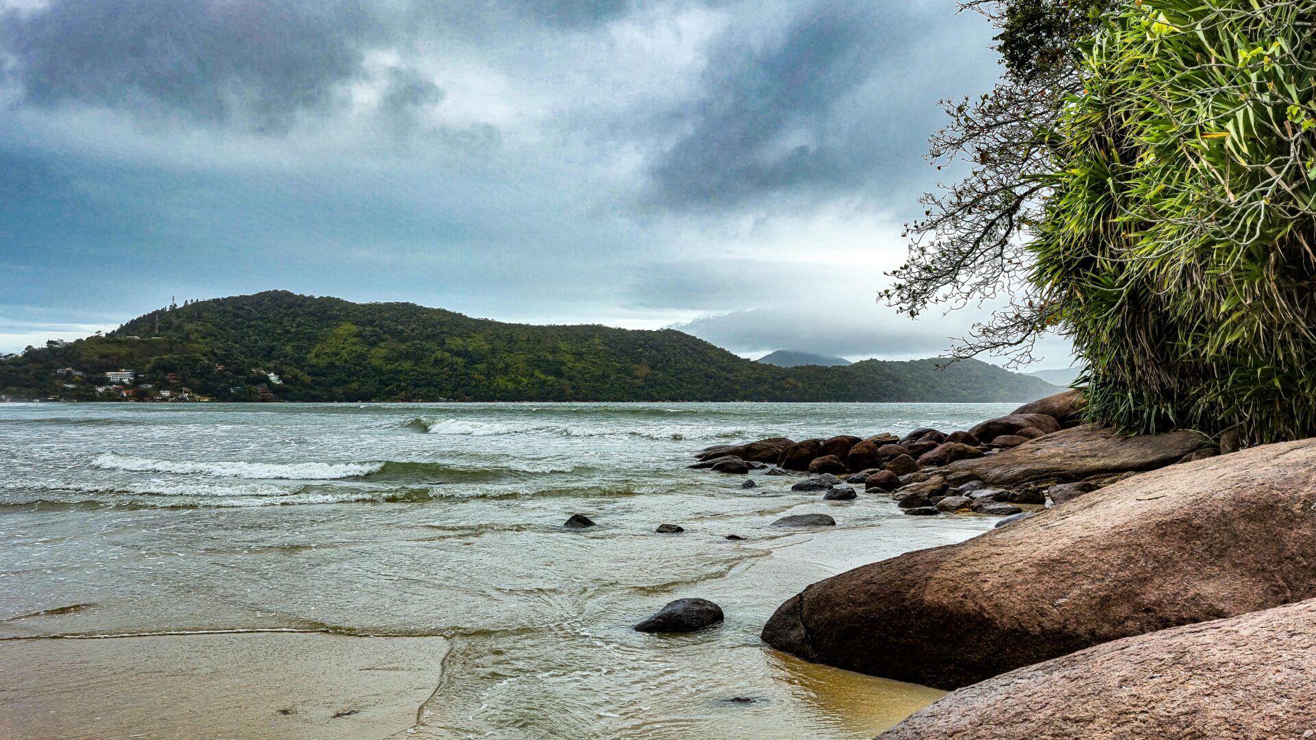 Ubatuba, em São Paulo - 24 Destinos incríveis para você curtir o verão no Brasil: um dos principais destinos de verão de São Paulo.