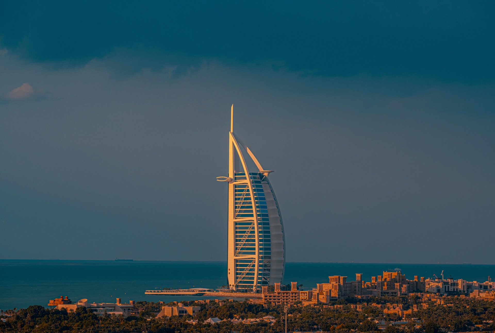 Burj Al Arab, em Dubai, nos Emirados Árabes Unidos - Dubai é um dos ícones quando se trata de arranha-céus impressionantes