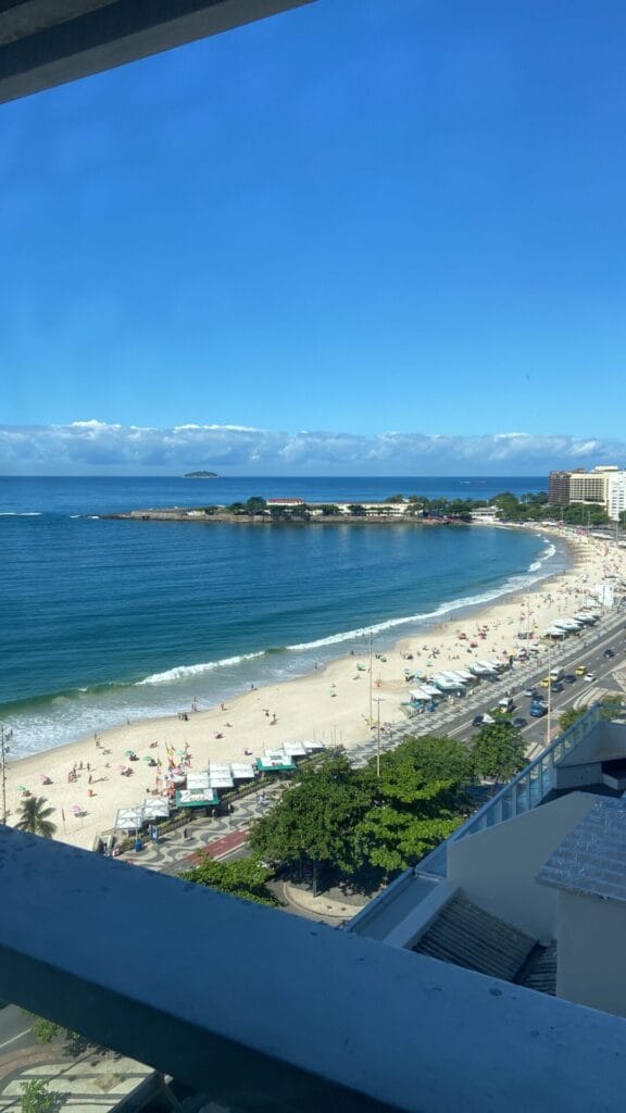 Vista do nosso quarto no nono andar do Rio Othon Palace Hotel para a Praia de Copacabana