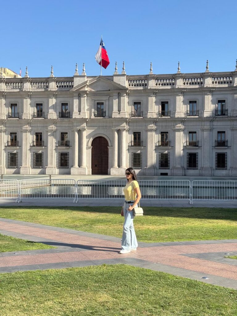 49 lugares lindos no mundo para você se inspirar: escolha o próximo destino da sua viagem - na foto, Santiago do Chile.