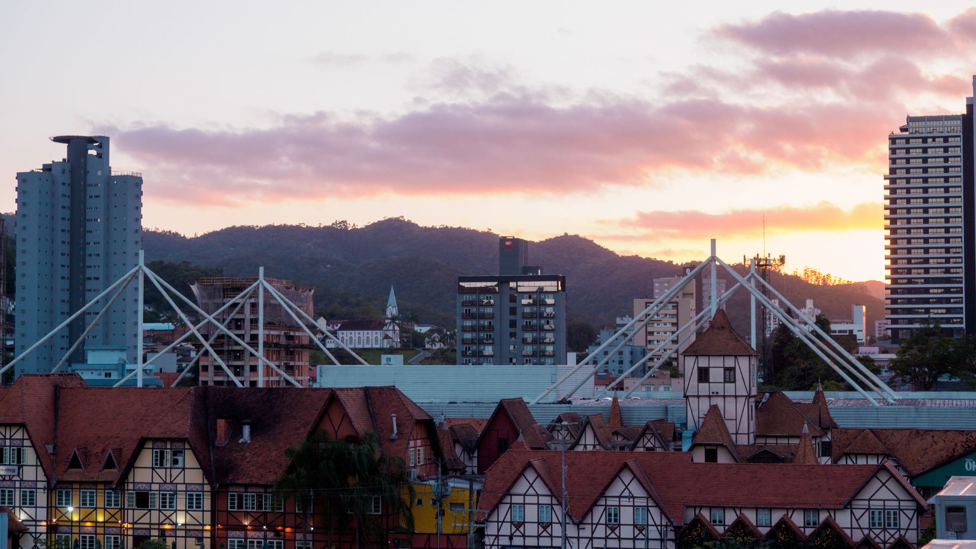 O maior evento de cervejaria no Brasil acontece no mês de outubro – a Oktoberfest, na cidade de Blumenau - o que fazer em Blumenau
