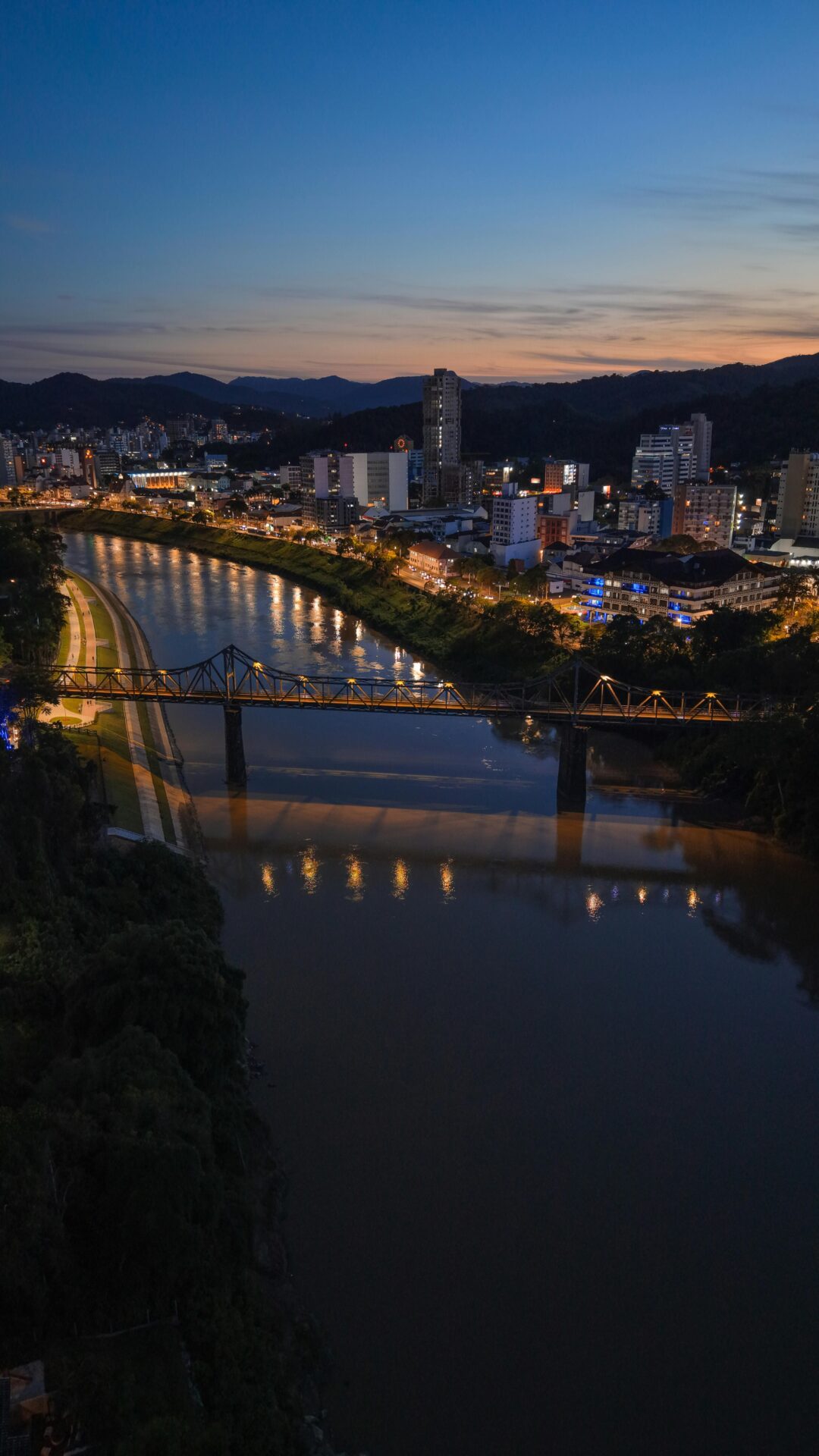 Onder comer em Blumenau, cidade com forte influência na cultura alemã e europeia? Vem conferir as dicas dos melhores bares e restaurantes