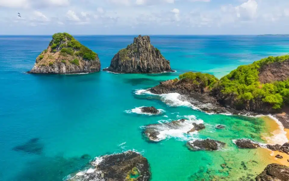 Fernando de Noronha, um dos melhores lugares para viajar no Brasil. Conheça um dos principais pontos turísticos no Brasil.