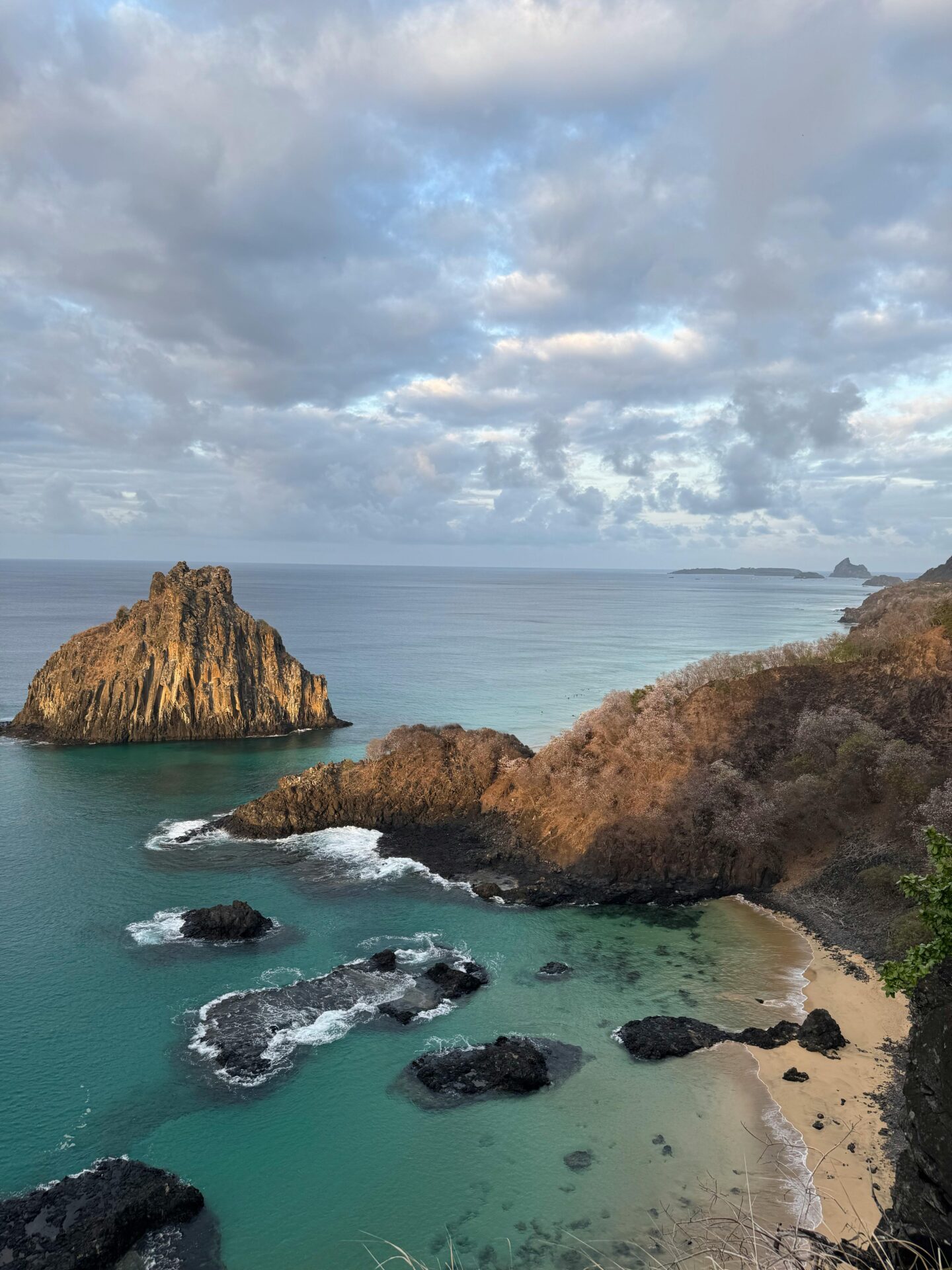 Fernando de Noronha, um dos melhores lugares para viajar no Brasil. Conheça um dos principais pontos turísticos no Brasil. Aproveite nossas dicas de viagem.