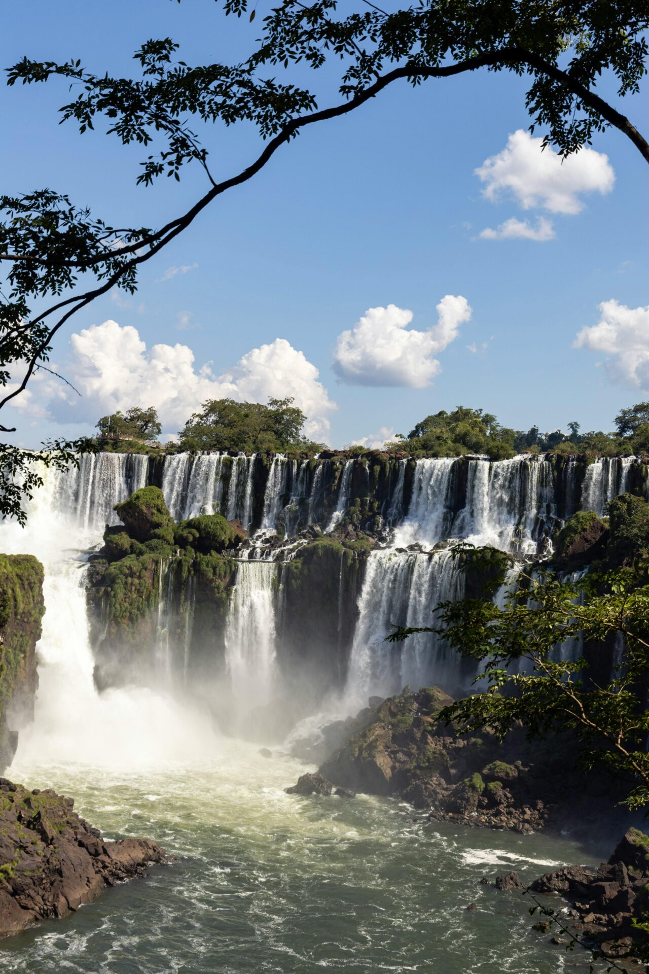 Cataratas do Iguaçu, no Paraná - 12 melhores lugares para viajar no Brasil. Foz do Iguaçu é um dos pontos turísticos no Brasil imperdível.