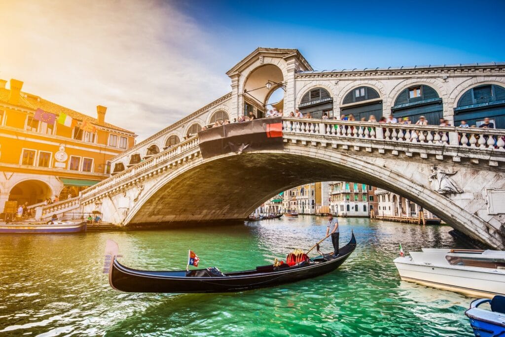 Onde ficar em Veneza? Na foto, a famosa Ponte Rialto, uma localização excelente para se hospedar nos arredores.