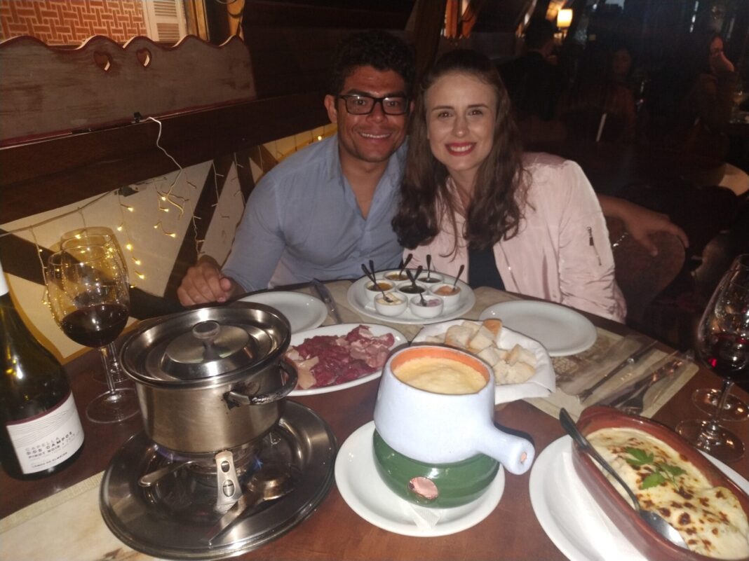 Noite do fondue no Restaurante Matterhorn, uma experiência sem igual