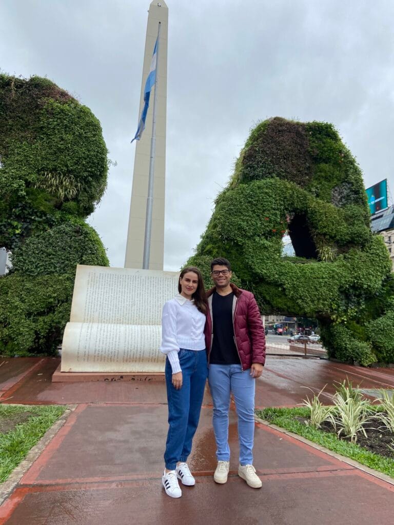 Quando ir a Buenos Aires - foto nossa no Obelisco, um dos principais pontos turísticos da capital argentina