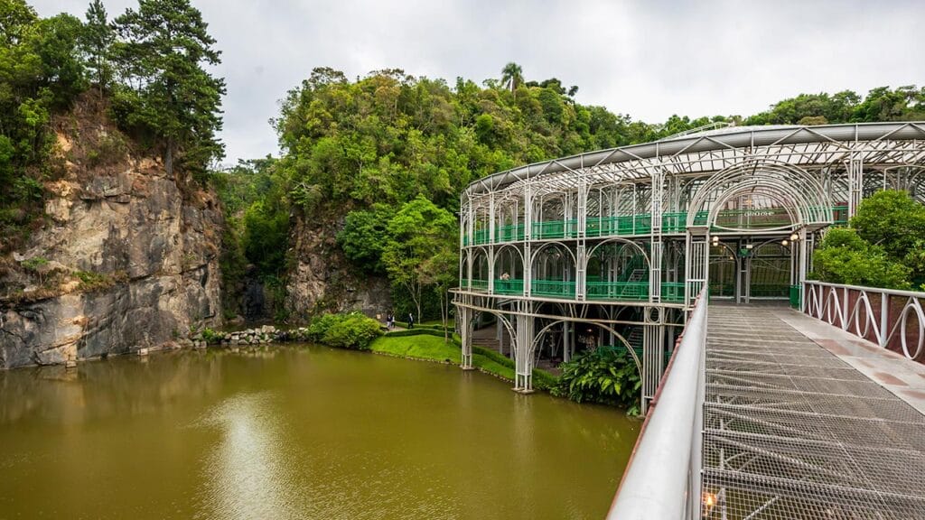 O que fazer em Curitiba? Na foto, a Ópera de Arame, um dos pontos turísticos mais conhecidos de Curitiba e um dos cartões-postais da cidade