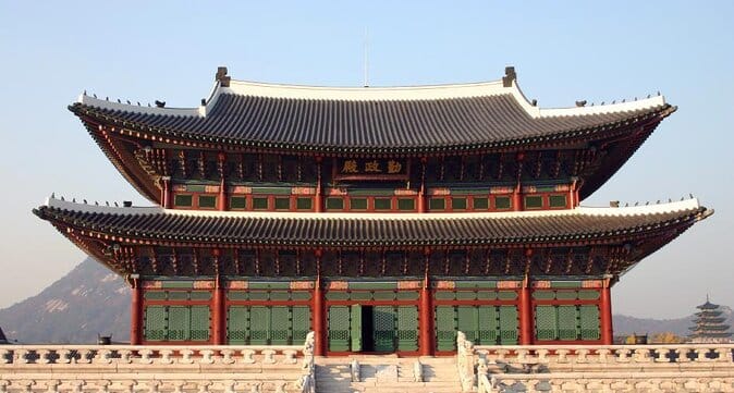 Na foto, Gyeongbokgung - um dos principais pontos turísticos imperdíveis de Seul.