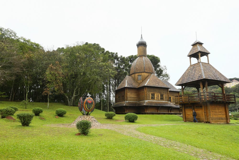 Cidade de Curitiba, repleta de pontos turísticos incríveis para você conhecer e explorar