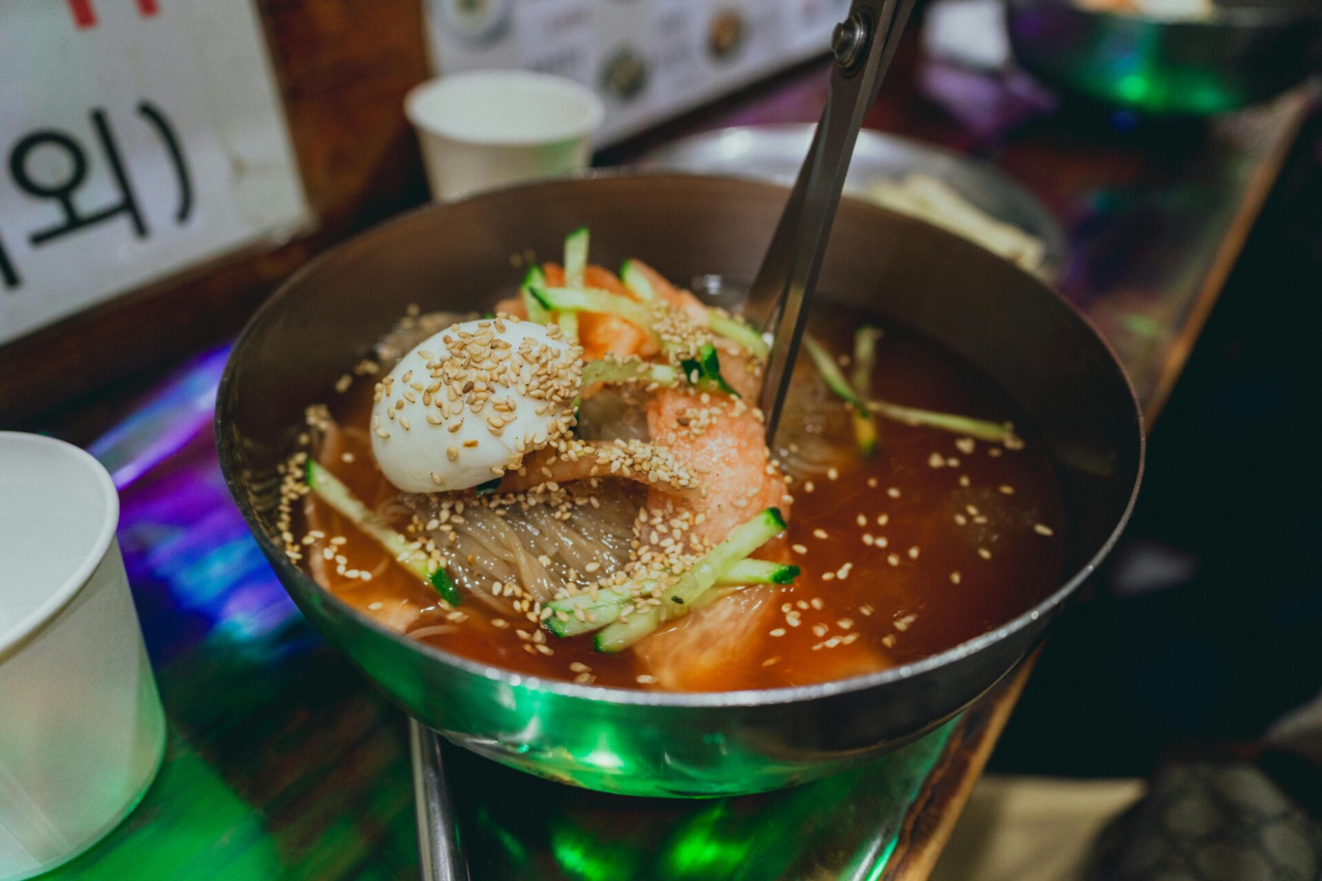 Onde comer em Seul? Vem saber quais lugares são altamente recomendáveis para você explorar a culinária coreana e experimentar os sabores e tipos de pratos locais