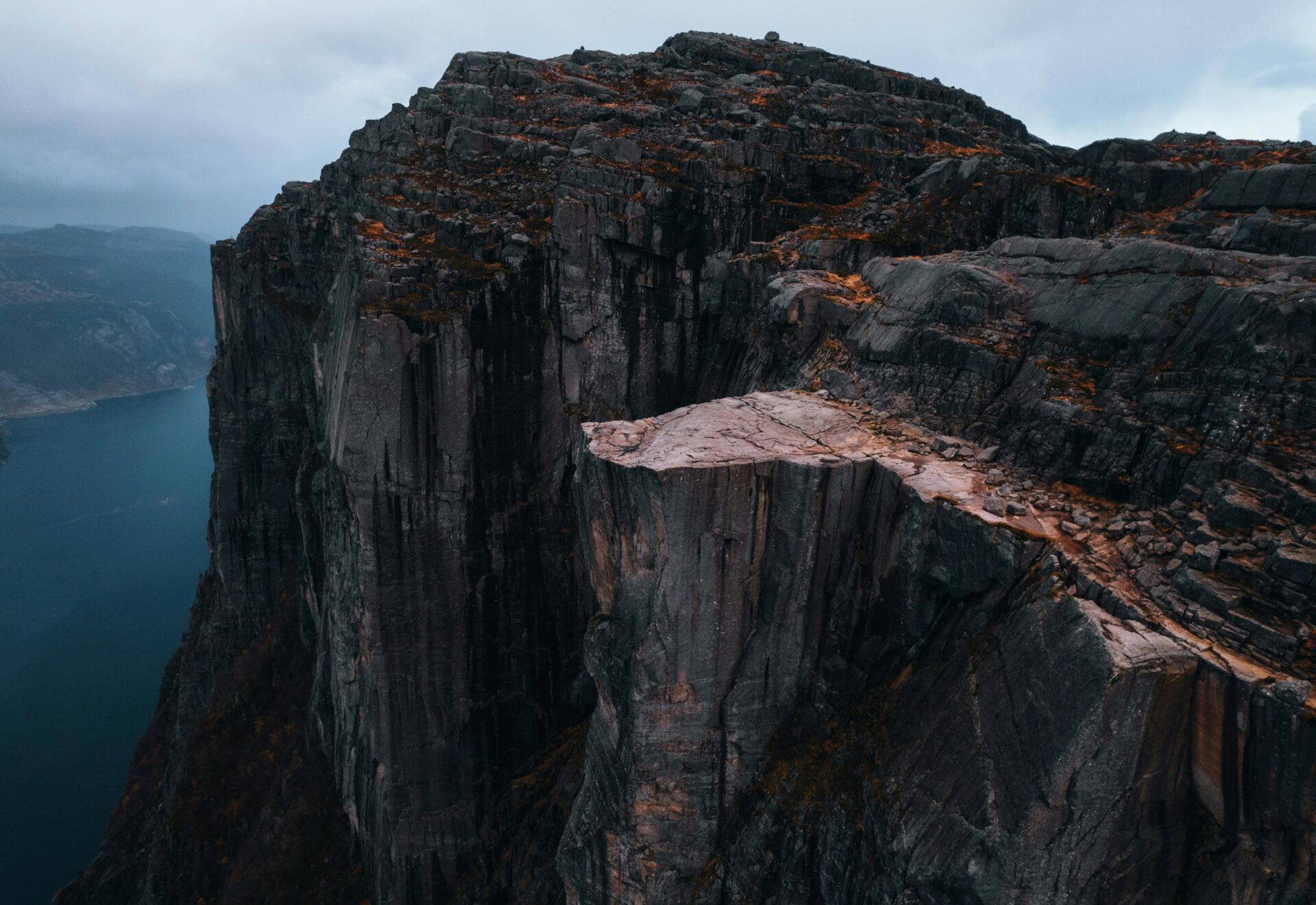 Trilha Preikestolen, na Noruega - as 36 atrações turísticas mais icônicas de cada país