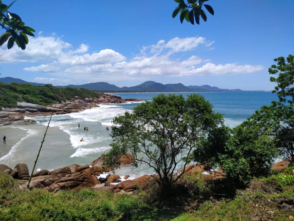 O que fazer em Florianópolis, a Ilha da Magia - na foto, a Praia Costão do Santinho, belíssima