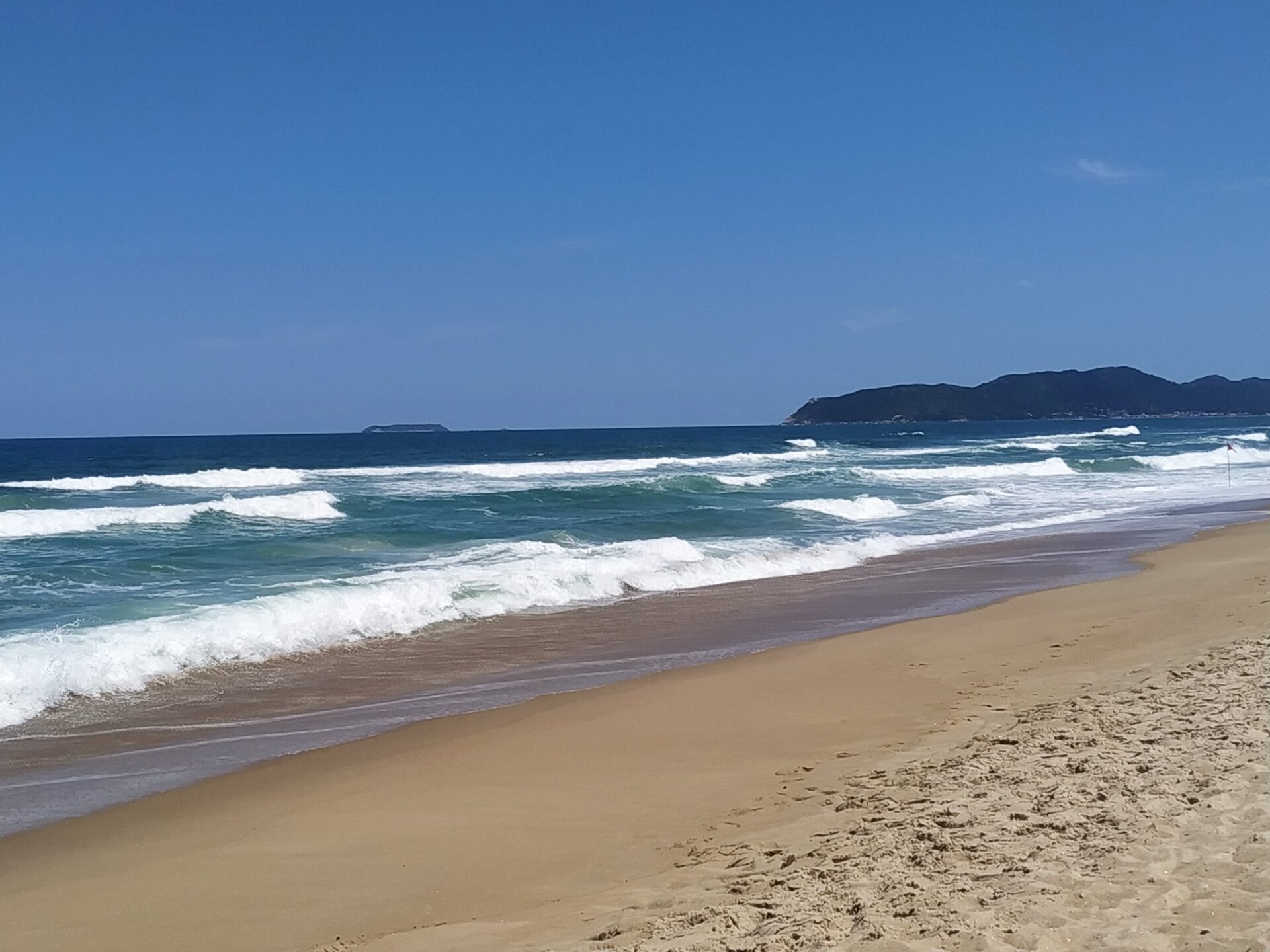 Quando ir em Florianópolis: qual o melhor mês e período? Na foto, a Praia de Moçambique, uma praia encantadora e deslumbrante
