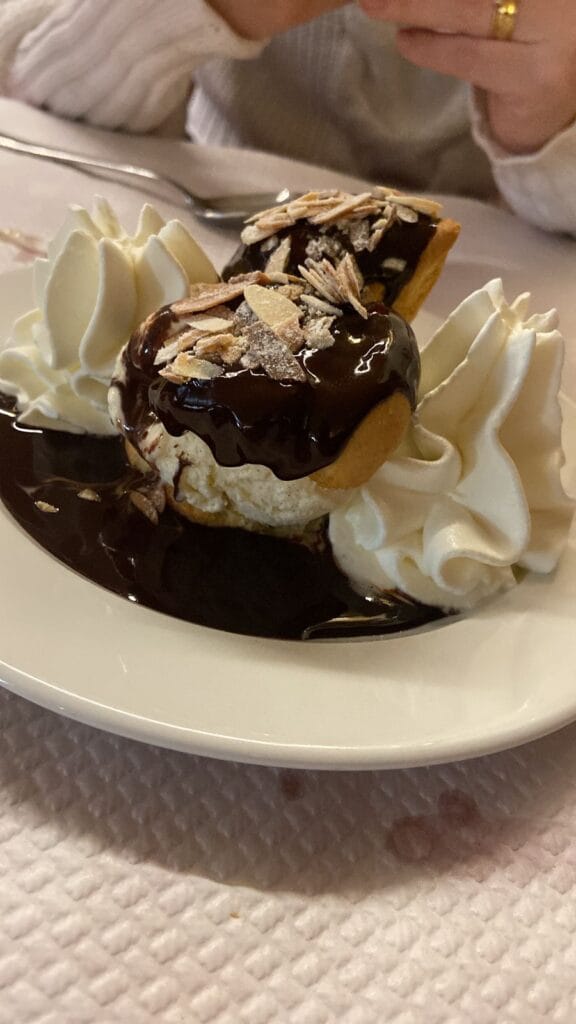 Onde comer em Paris - na foto, o famoso profiteroles paris, sobremesa tradicional francesa