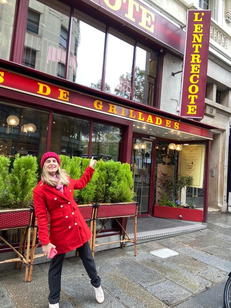 Onde comer em Paris: mais de 10 opções de restaurantes e cafés. Um lugar perfeito de onde comer em Paris é o L’Entrecotê de Paris, bem próximo da Avenida Champs-Élysées