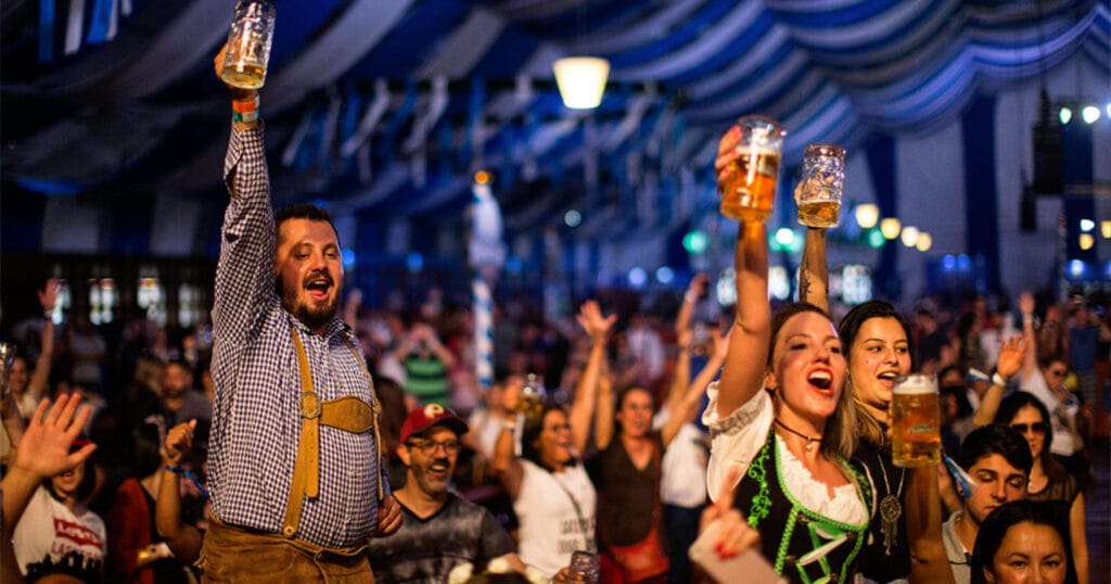 O maior evento de cervejaria no Brasil acontece no mês de outubro – a Oktoberfest, na cidade de Blumenau - o que fazer em Blumenau 