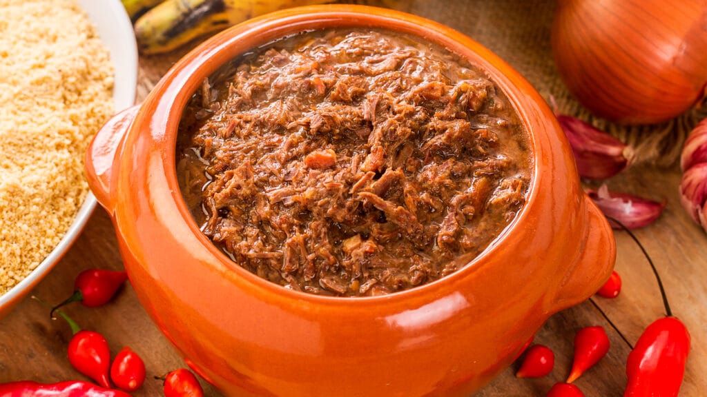 Onde comer em Curitiba - na foto, o famoso Barreado, comida típica da região paranaense do sul do Brasil. (onde comer em Curitiba)