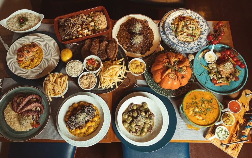 Onde comer em Arraial do Cabo, um dos destinos mais incríveis do estado do Rio de Janeiro, no Brasil.