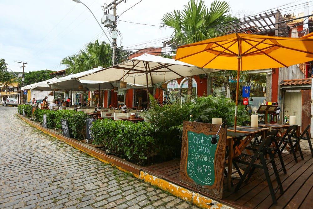 Onde comer em Búzios - na foto, a famosa Rua das Pedras, onde está localizado os estabelecimentos comerciais de Búzios, como os bares e restaurantes principais. (onde comer em Búzios)