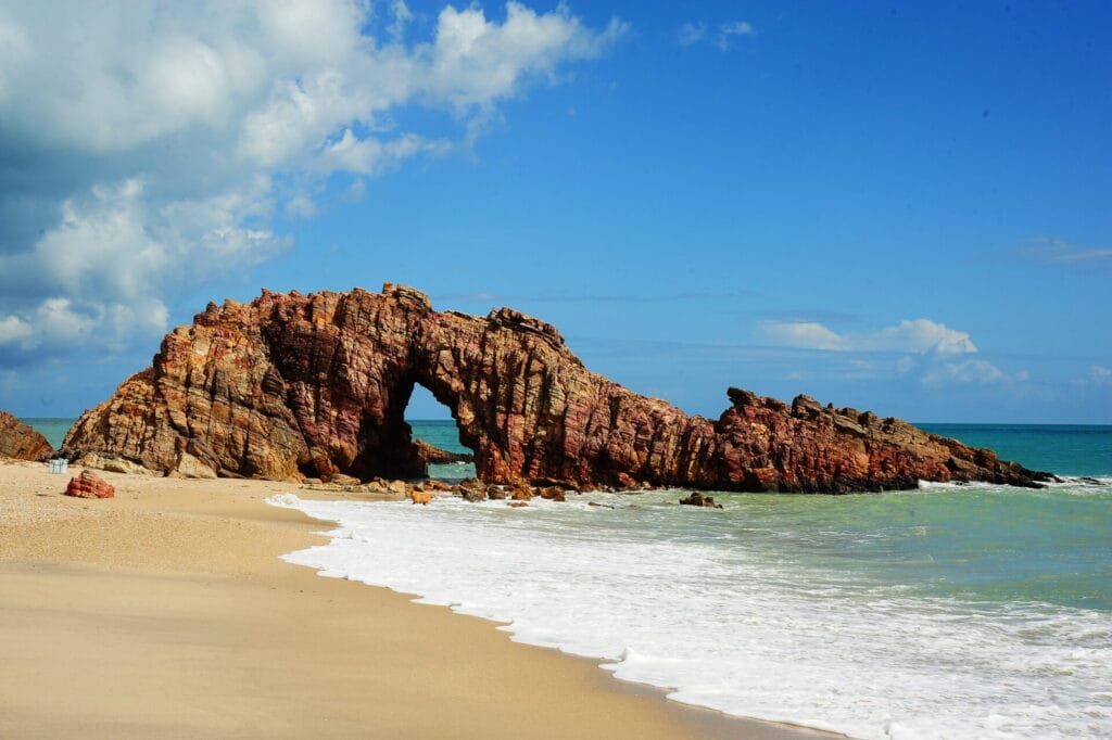 Quando ir em Jericoacoara - na foto, um dos principais pontos turísticos, a Pedra Furada.