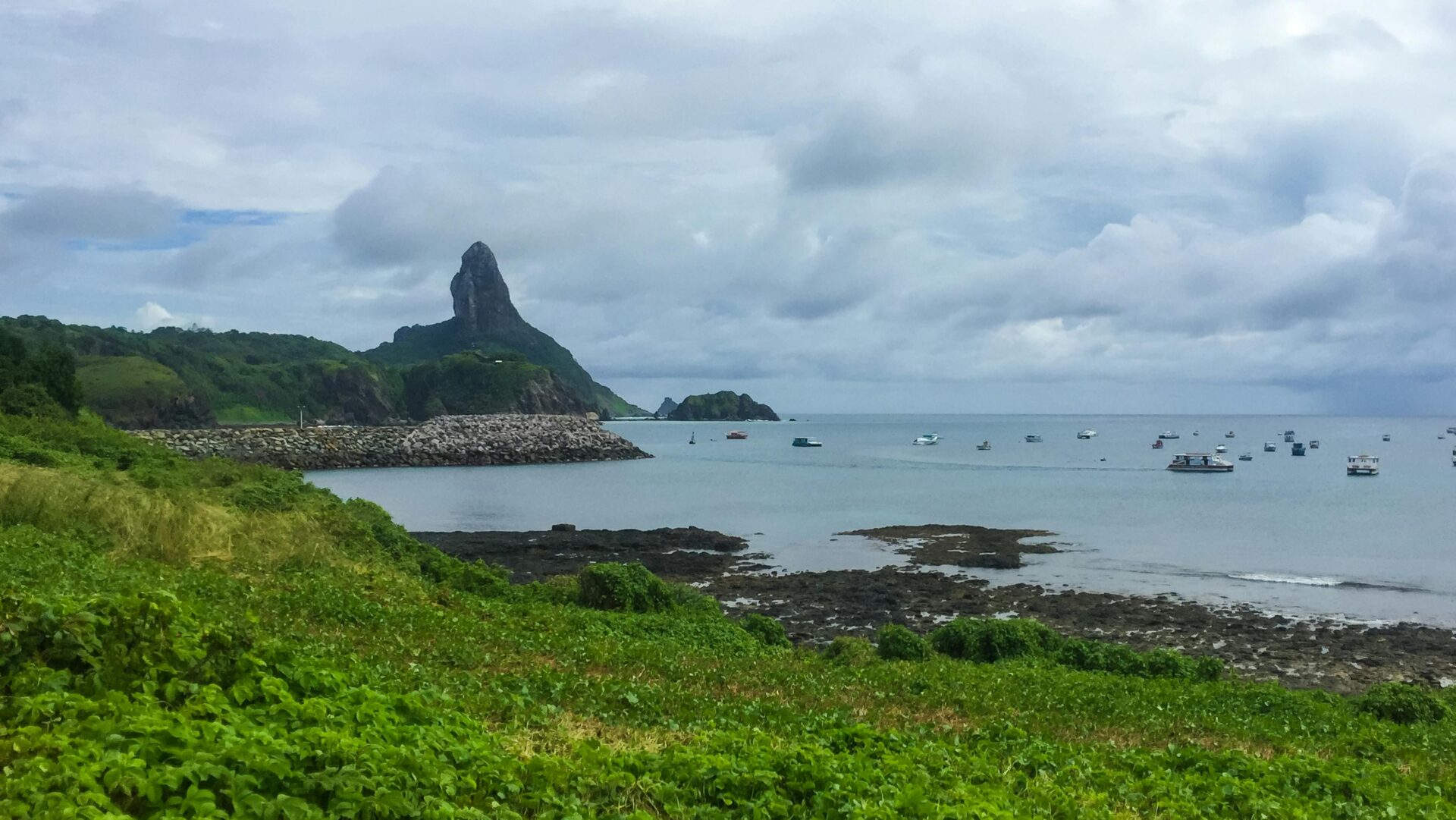 Baía do Sueste - Pontos turísticos em Fernando de Noronha, Pernambuco.