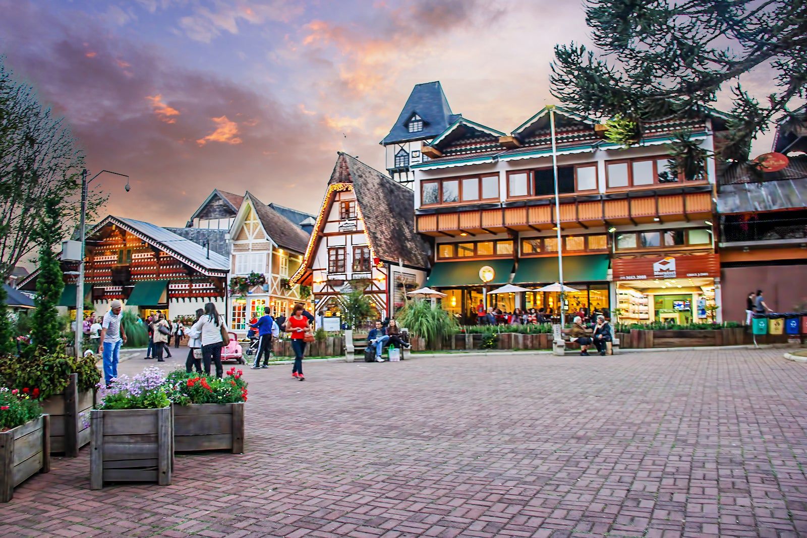 Praça do Capivari, um dos melhores destinos para conhecer no estado de São Paulo: Campos do Jordão