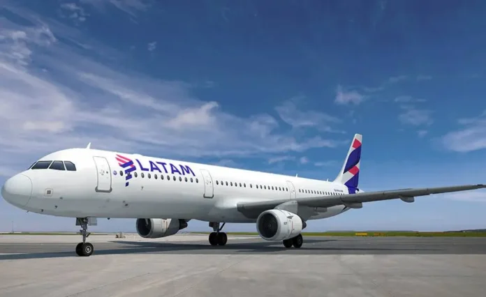 Companhia Latam voltou a servir lanches quentes a bordo