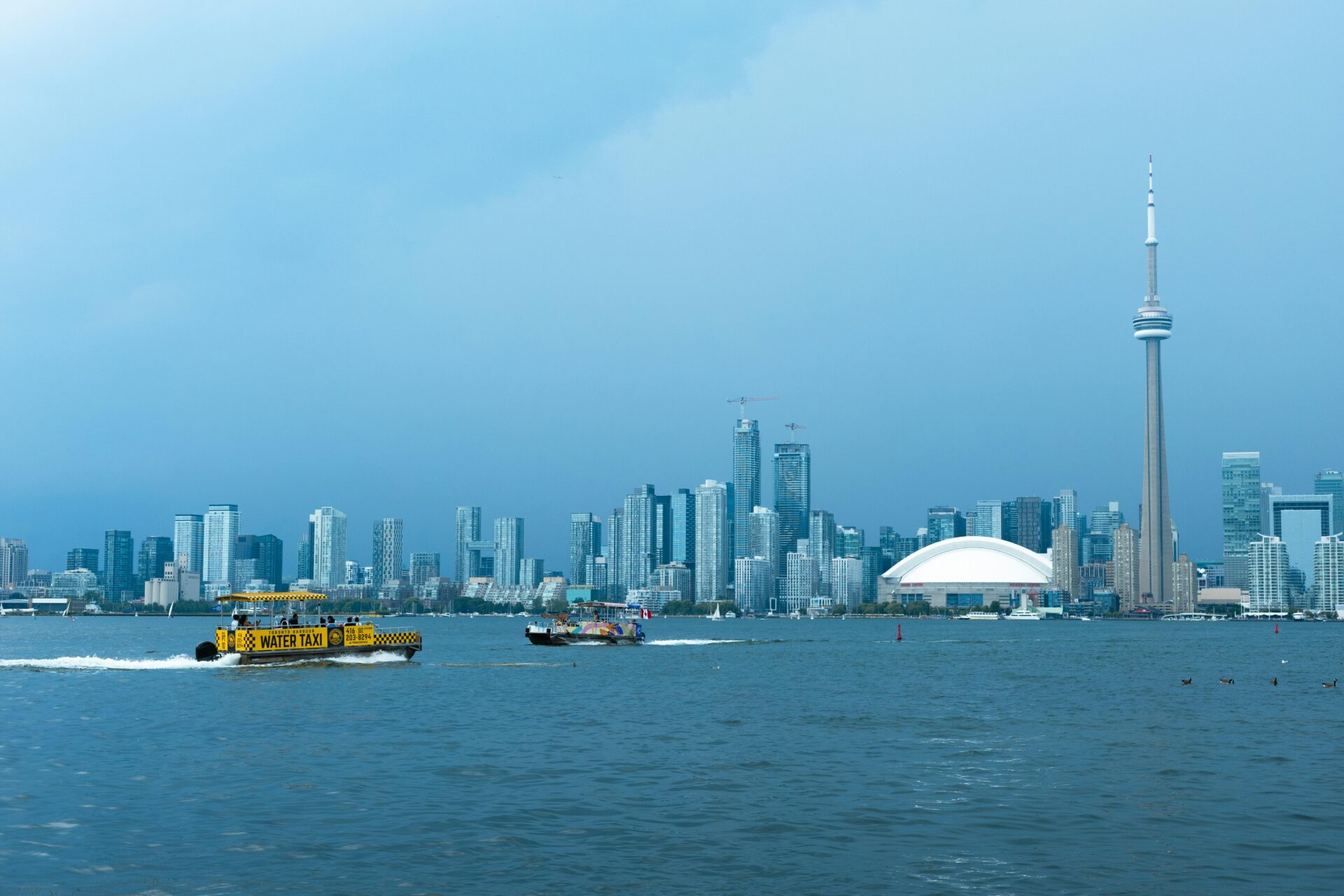 Voo ida e volta para Toronto em até 10x com datas flexíveis
