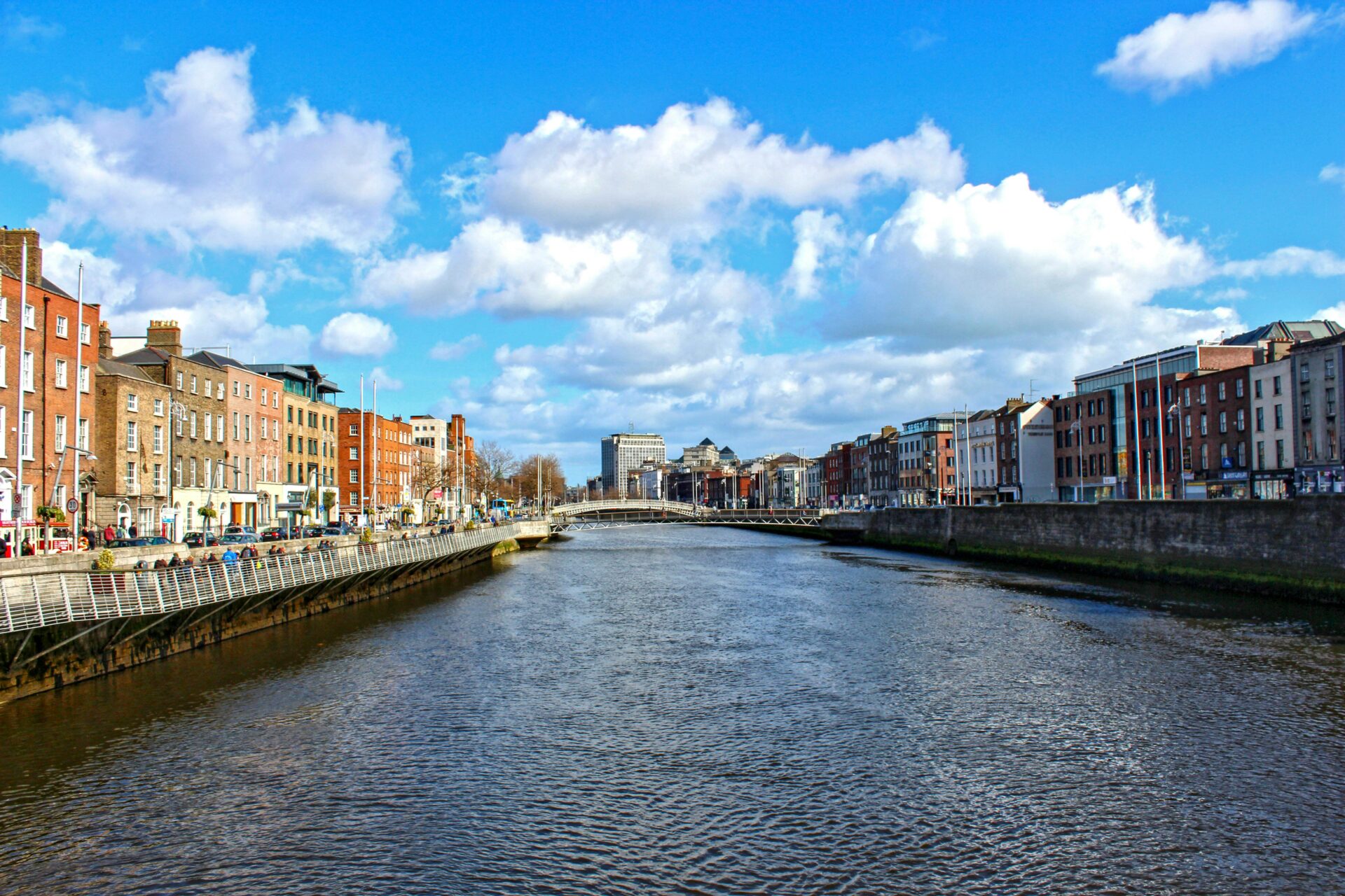 Voo ida e volta Londres e Dublin em até 10x