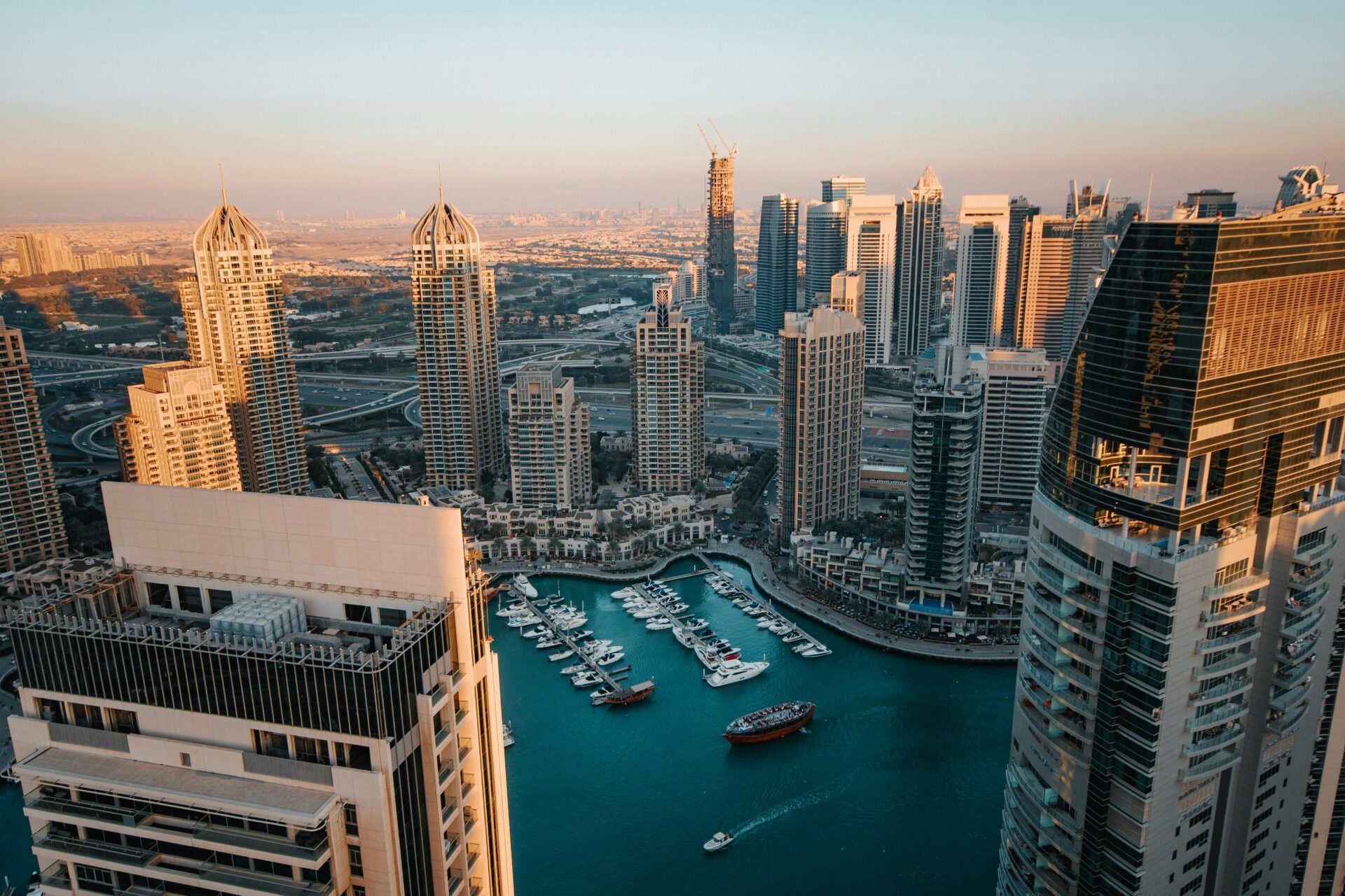Voo ida e volta para Dubai com datas flexíveis em até 10x