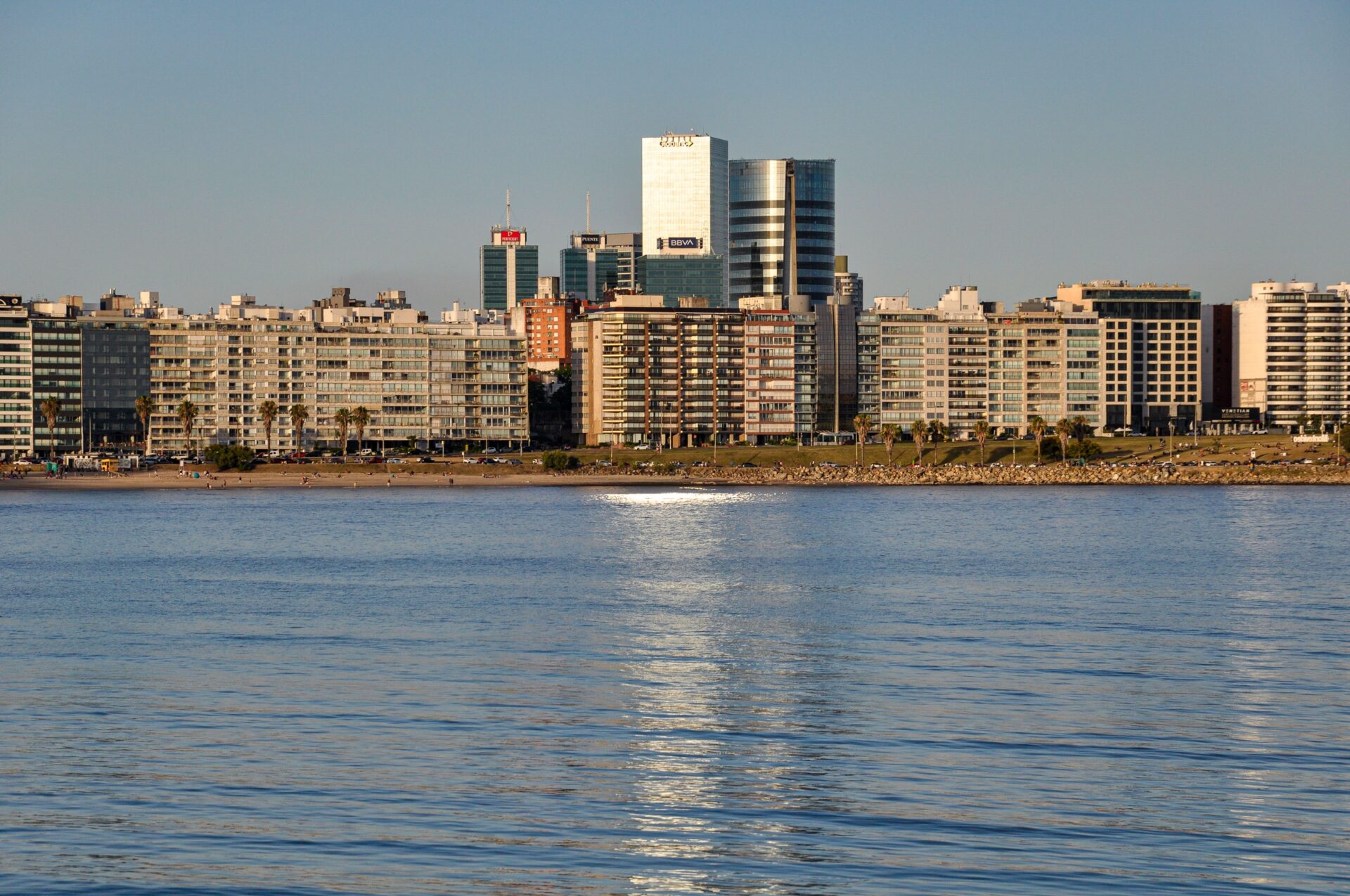 Voo ida e volta Montevideo por apenas R$ 1594 por pessoa