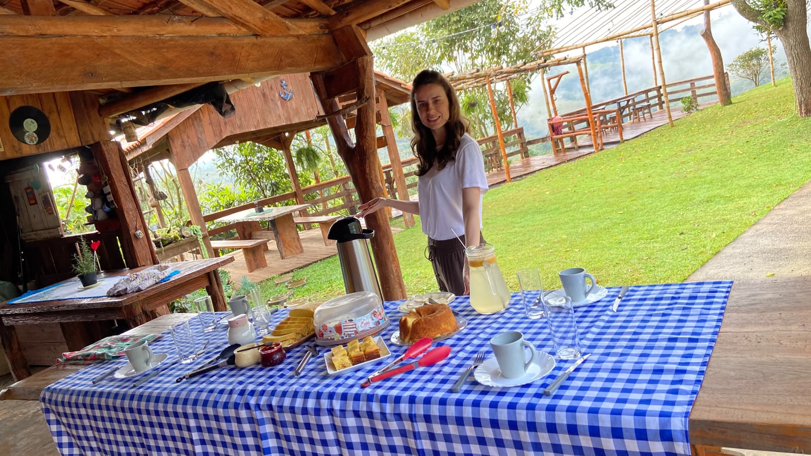 Café da manhã delicioso no chalé, que experiência.