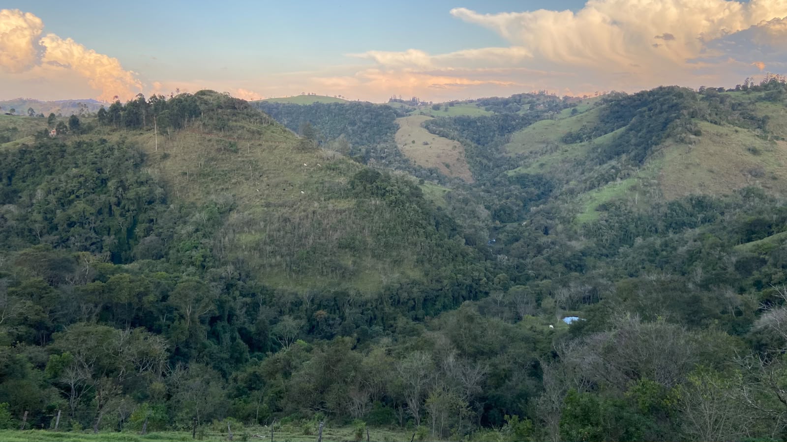 Vista do Vale Cachoeirado para as montanhas, em Sapopema.