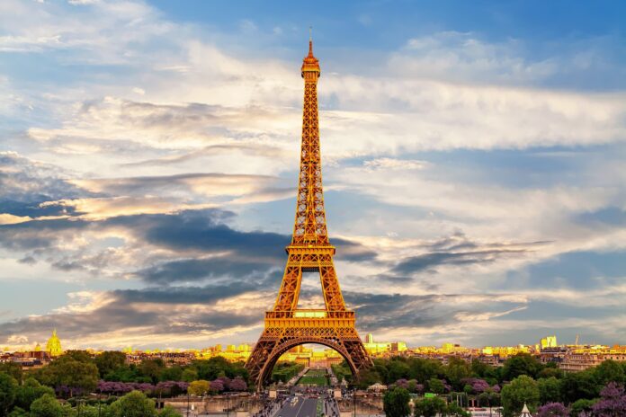 thedigitalartist-eiffel-tower-3349075_1920 (1)